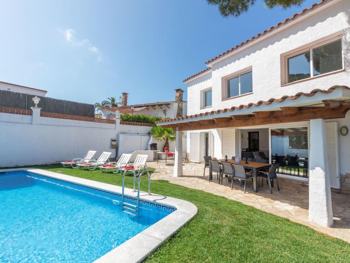 Neus Villa *
